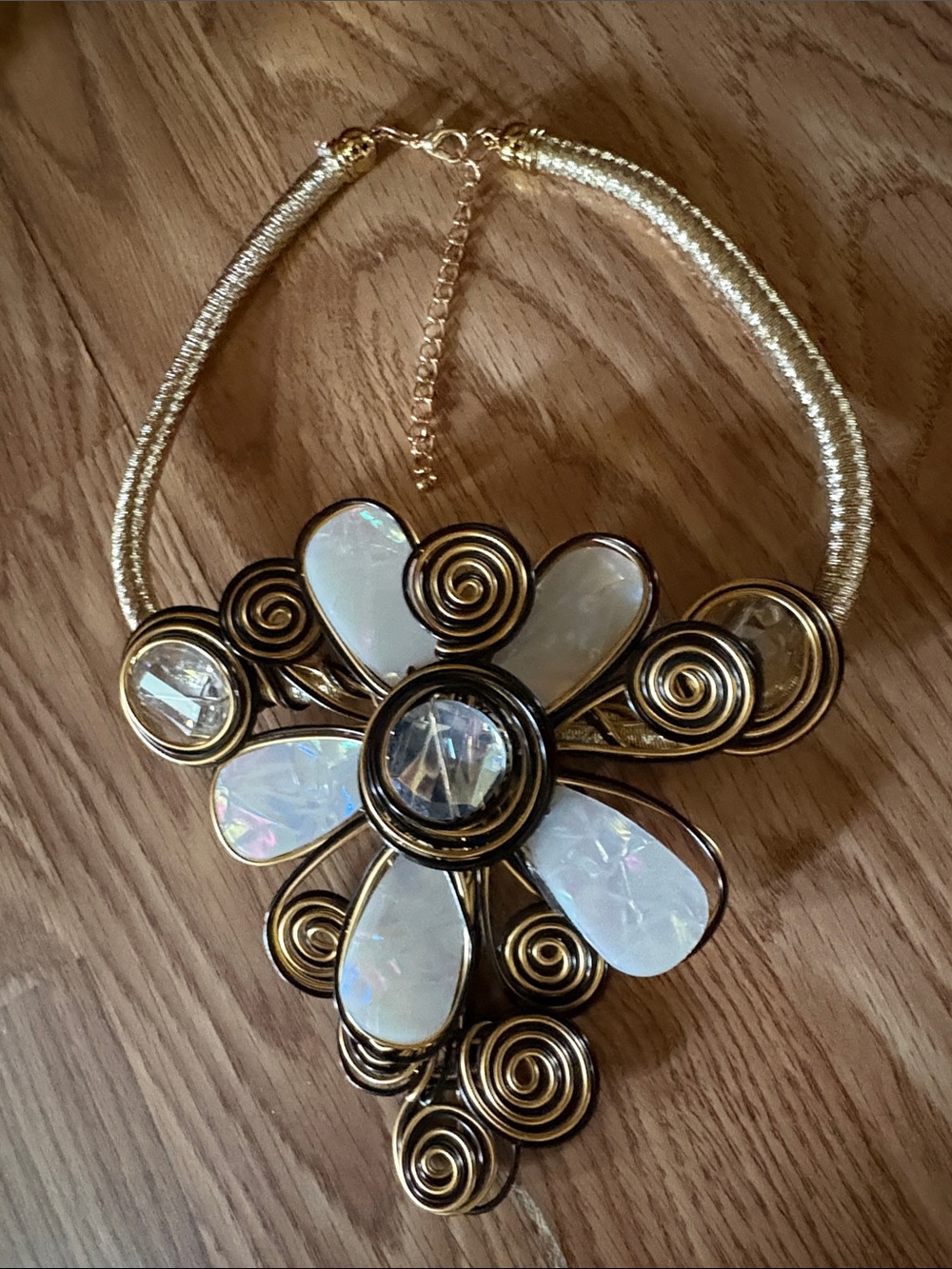 VINTAGE ETHNIC CELLULOID ACETATE METAL FLEXIBLE WIRE FLOWER 18-22" NECKLACE